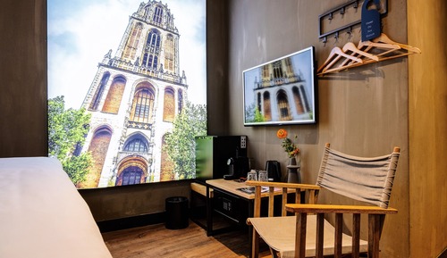 Focus (no window but daylight tube, which bring in natural light)