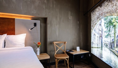 Big Focus (no window but daylight tube, which bring in natural light)