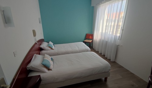 Habitación estándar con 1 cama doble o 2 individuales, 1 cama de matrimonio, vistas al patio