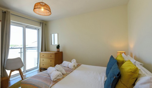 The Beach House, 3 Bedroom Apartment, 2 Bathrooms, Sea View (dog friendly)