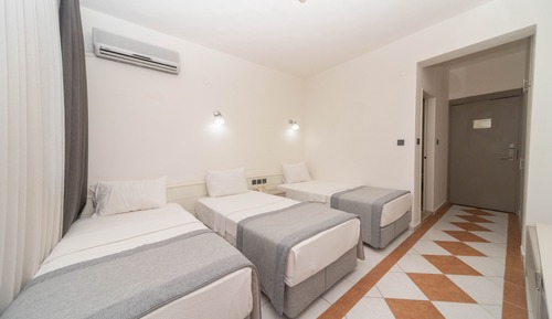 Habitación triple económica, balcón