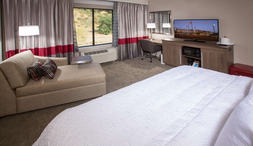 Habitación, 1 cama de matrimonio grande, frigorífico y microondas, vistas a la montaña