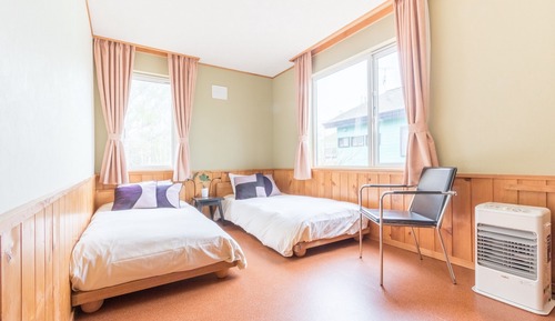 Habitación básica con 2 camas individuales, vistas a la montaña