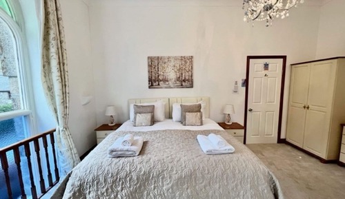 Habitación superior con 1 cama doble o 2 individuales, baño privado (Room 2)