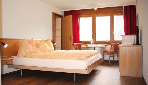 Habitación superior con 2 camas individuales, vistas a la montaña