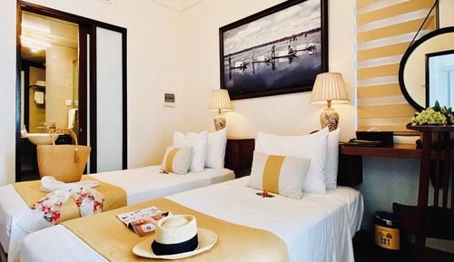 Habitación superior con 2 camas individuales, vistas al jardín
