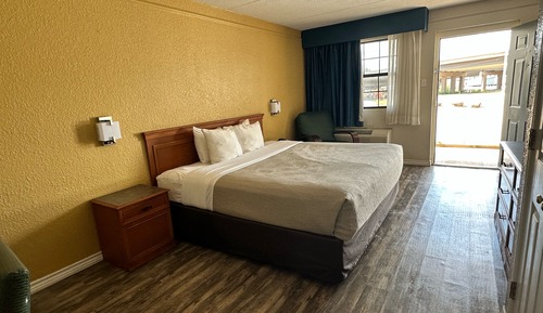 Room, 1 King Bed, Mobility Accessible, Non Smoking (Bathtub W/grab Bars)