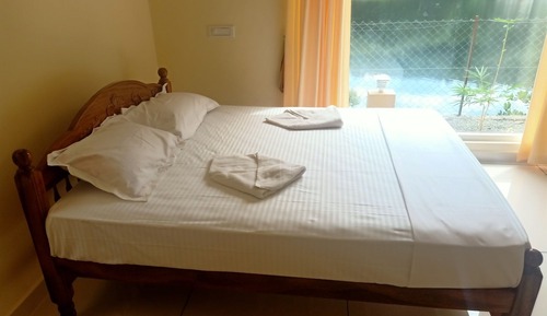 Deluxe Single Room, Partial Lake View