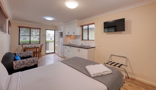 Deluxe Accessible Cabin Self Contained with Ramp