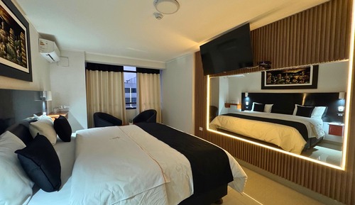 Junior Suite, 1 King Bed, Non Smoking, Bathtub