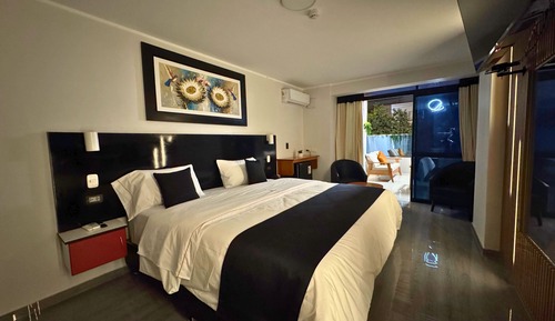 Deluxe Suite, 1 King Bed, Private Bathroom, City View