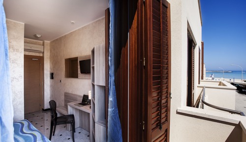 Habitación económica doble, balcón, vistas parciales al mar