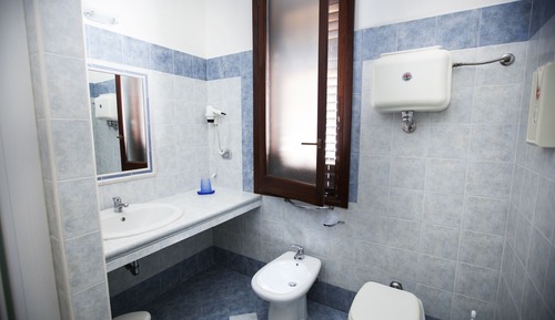 Camera Doppia Economy con vista cortile situata in edificio separato di fronte all hotel