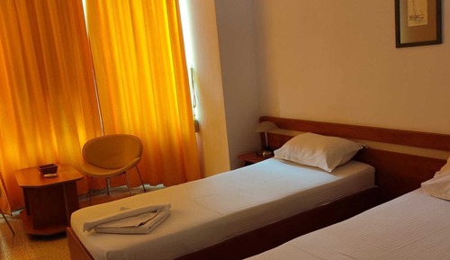 Habitación económica con 2 camas individuales, vistas a la ciudad