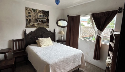 Habitación básica con 1 cama doble o 2 individuales, vistas a la montaña