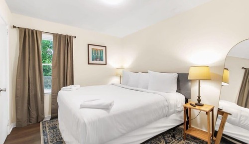 Apartamento, 1 cama de matrimonio grande con sofá cama, patio (12th Ave The Bricks - Unit 6)