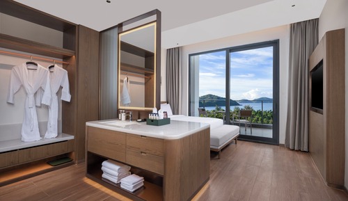Habitación estándar, 1 cama de matrimonio grande, balcón, vistas al mar (Stocked Minibar)