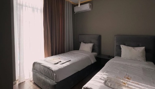 Habitación con 2 camas individuales, balcón