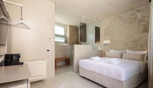 Comfort Double Room, 1 Queen Bed, Patio, Courtyard View Hub 05