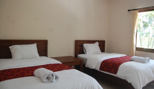 Habitación básica con 2 camas individuales