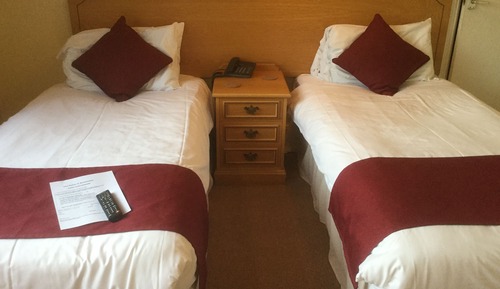 Habitación superior con 2 camas individuales, baño privado