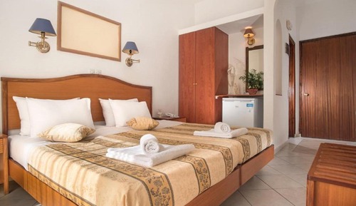 Habitación doble, 1 cama doble o 2 individuales, vistas a la piscina