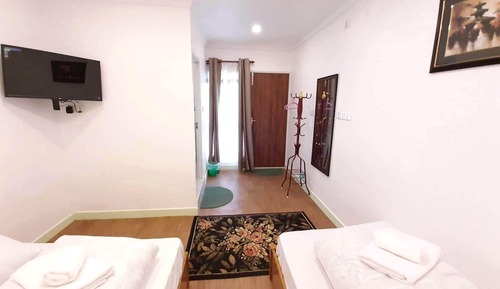 Habitación estándar con 1 cama doble o 2 individuales, baño privado, vistas al jardín