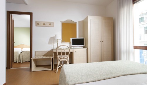 Habitación familiar, 2 habitaciones, vistas parciales al mar