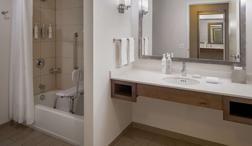 Habitación, 1 cama de matrimonio grande, bañera (Mobility & Hearing)