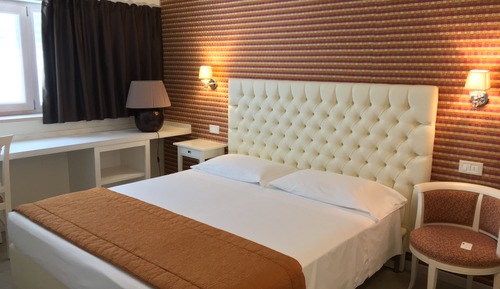 Habitación triple Confort, 1 habitación, frigorífico, vistas a la ciudad