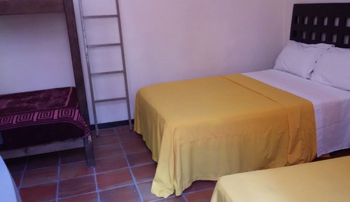 Habitación familiar, varias camas, baño privado