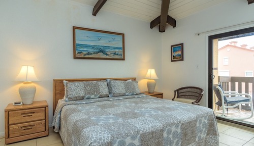 Apartamento básico, 1 cama de matrimonio grande con sofá cama, vistas al mar, junto a la playa