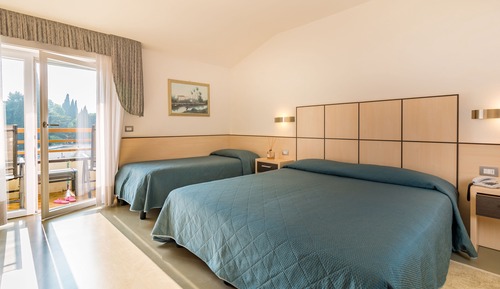 Habitación triple, vistas a la piscina