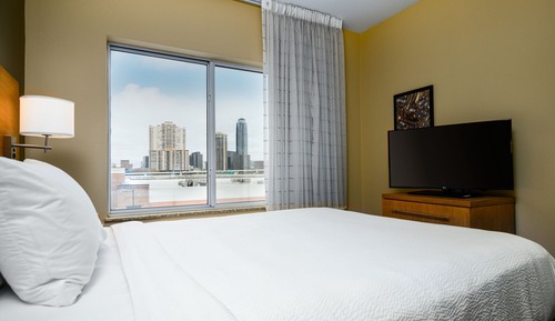 Estudio, 1 cama de matrimonio grande con sofá cama (Mobility/Hearing Access, Roll-In Shwr)