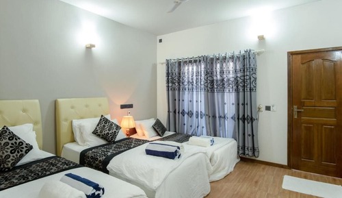 Habitación triple, patio, vistas al jardín