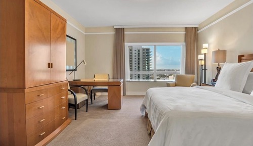 Suite de lujo, vistas parciales al mar