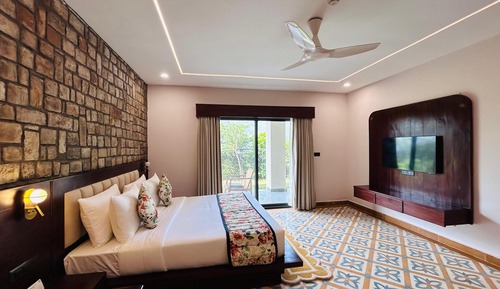 Pushpa Vatika (Luxury Valley View Room with Private Garden)