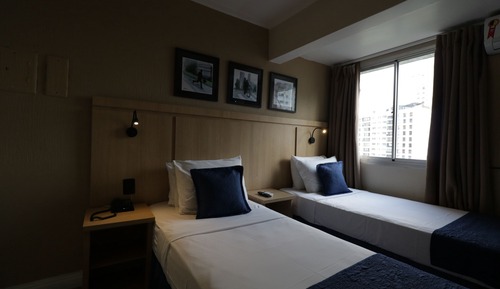 Habitación superior con 2 camas individuales, vistas a la ciudad