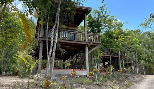 Cabaña, vista parcial a la laguna