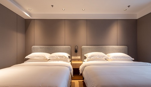 Habitación familiar con 2 camas individuales, en la zona del patio