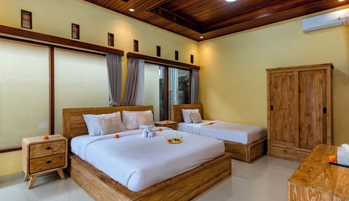 Habitación triple Deluxe, varias camas, vistas a la piscina