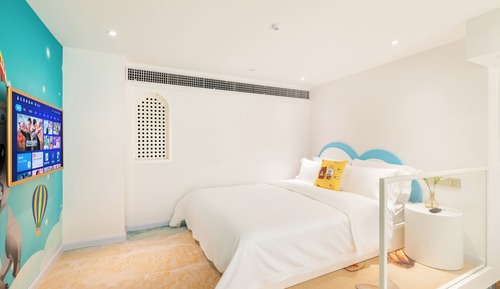 First Encounter · Misfortune Bear Themed Double Bed Room