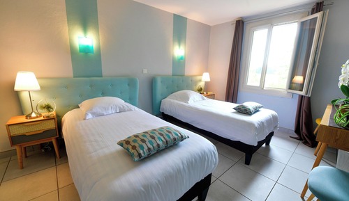 Habitación superior con 2 camas individuales, vistas al jardín