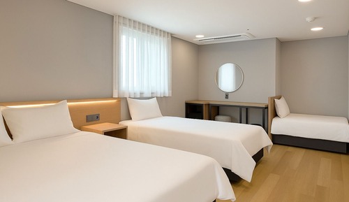 Habitación familiar, varias camas, vistas a la ciudad