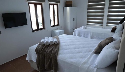 Habitación triple Deluxe, balcón, vistas parciales al mar