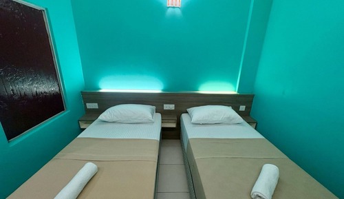 Habitación básica con 2 camas individuales