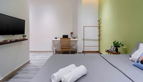 Estudio superior, 1 cama de matrimonio, balcón