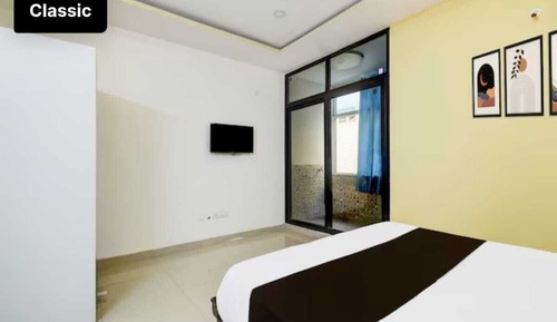 Habitación, balcón, vistas a la ciudad