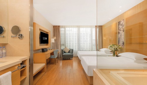 Habitación familiar con 2 camas individuales, varias camas, bañera de hidromasaje