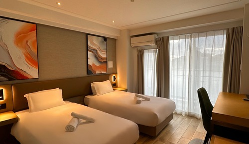 Habitación con 2 camas individuales, 2 camas individuales, balcón, vistas a la ciudad